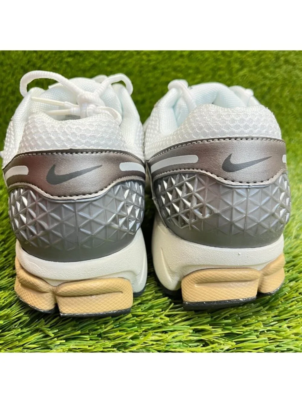 Nike Zoom Vomero 5 Mens Size 9.5 White Silver Athletic Running Shoes Sneakers